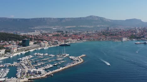 Vista-Panorámica-De-Split,-Croacia-Durante-El-Día---Toma-Aérea-De-Drones