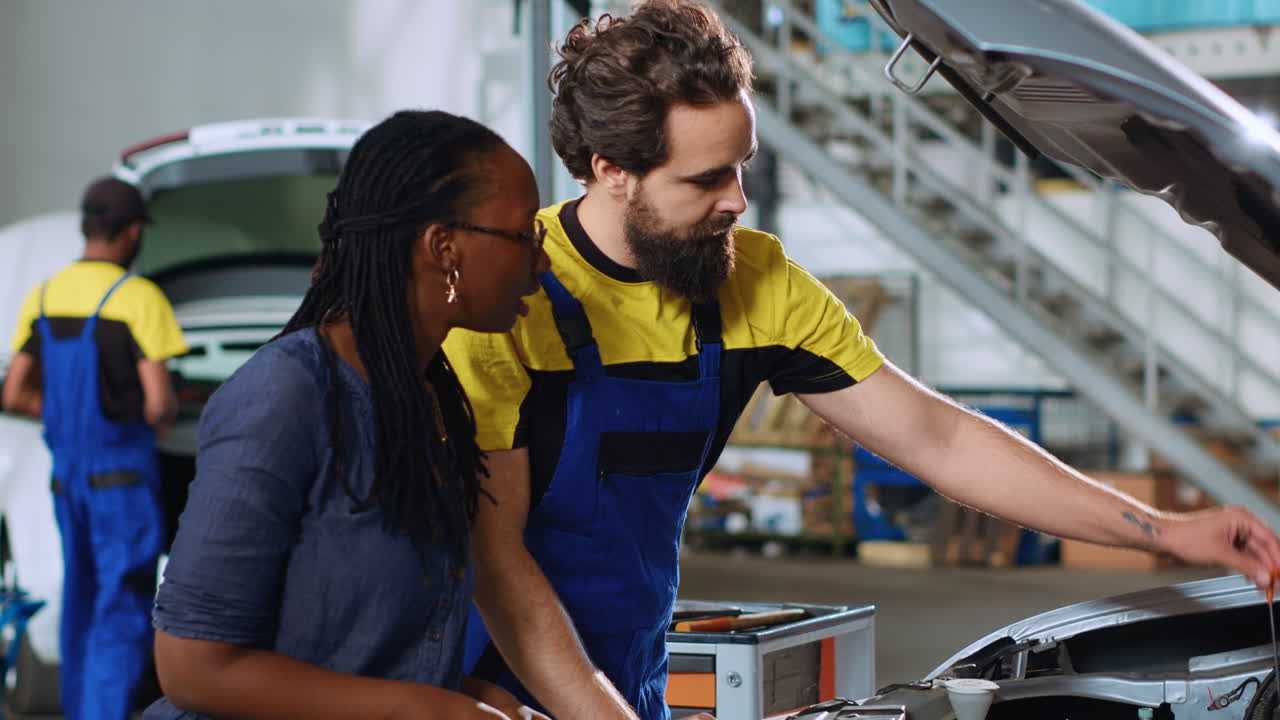 un militar muestra los daños al coche del cliente.