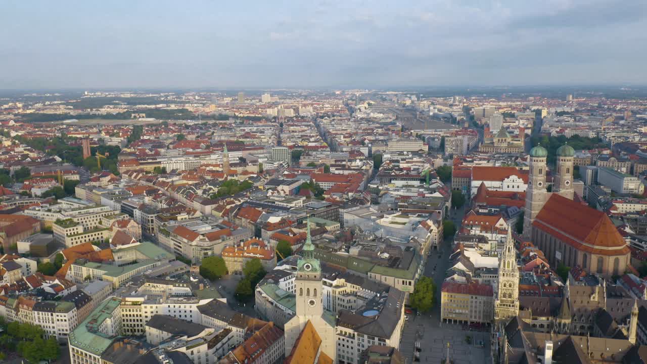 toma aérea en órbita sobre la marienplatz en el centro histórico de munich