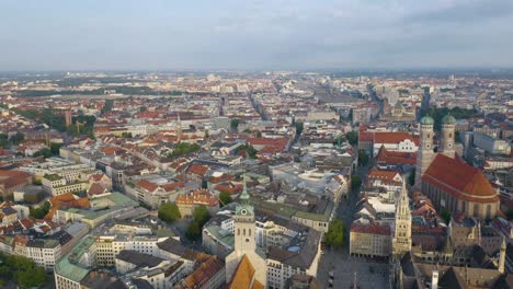 유서 깊은 뮌헨 시내 지역의 마리엔플라츠(marienplatz) 위를 선회하는 공중 촬영