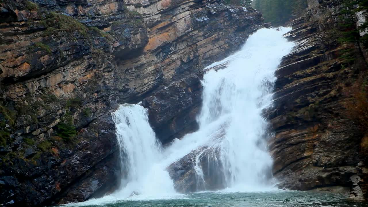 uno de los lugares escénicos más fotografiados en el parque nacional de los lagos waterton, cameron falls