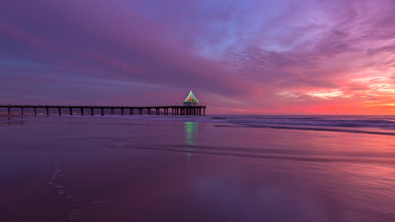 겨울 동안 맨해튼 해변의 생생한 일몰