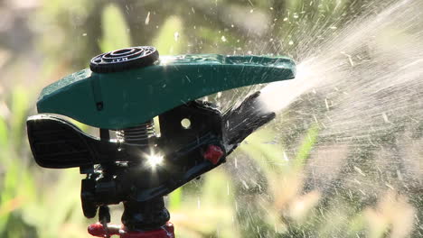 Closeup-on-a-sprinkler-shutting-off-in-Oak-View-California