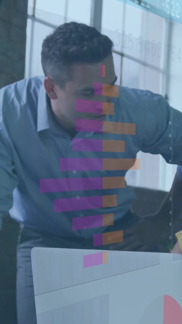 Video vertical: Analista inclinado sobre un portátil, escaneando gráficos superpuestos y revisando datos de negocio.
