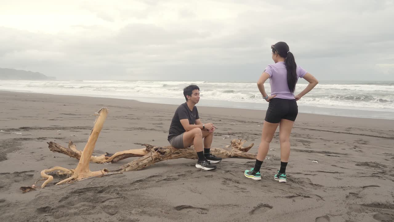 Una pareja relajándose en una playa.