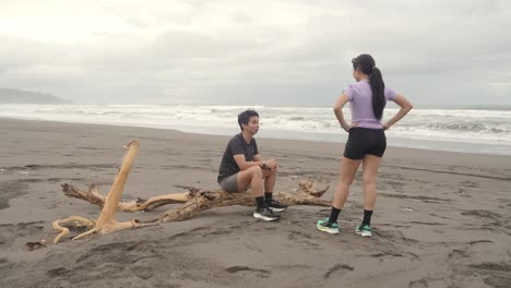 una pareja relajándose en una playa.