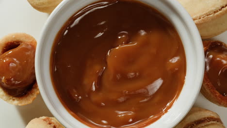 galletas caseras en forma de nuez con leche condensada hervida en una mesa gris, plana. imágenes de alta calidad en 4k
