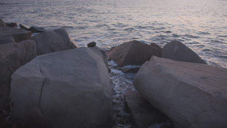 Marea-En-Cámara-Lenta-Entre-Las-Rocas