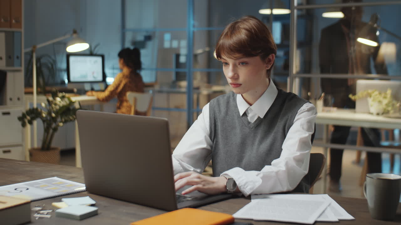 joven empresaria que trabaja hasta tarde en la oficina