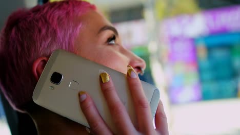 Pink-hair-woman-talking-on-mobile-phone-in-car-4k