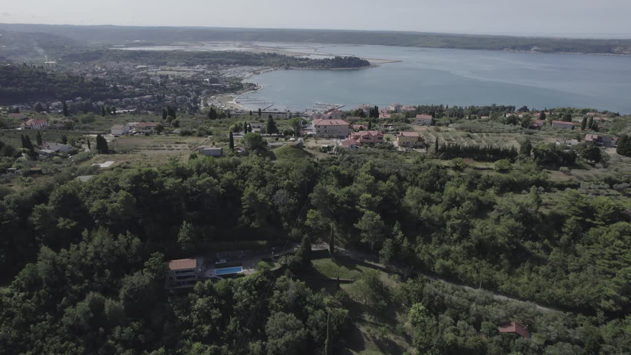 video con drone panorámico descriptivo sobre la costa de eslovenia con la ciudad de pacug y portoroz como parte principal de la escena