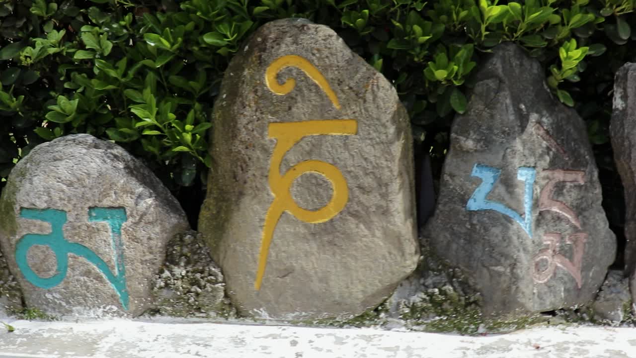 티베트어로 불교 수도원 이름은 평평한 각도에서 하루 비디오는 2023년 3월 22일에 인도 히마찰 프라데시 마날리에서 촬영되었습니다.