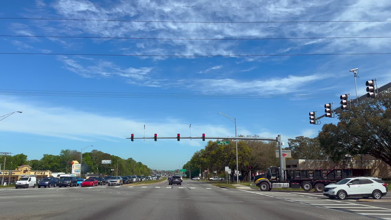 교통, 스트리트 뷰, 낮의 주요 4방향 교차로에서 우회전하는 자동차