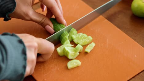 cortar el pepino