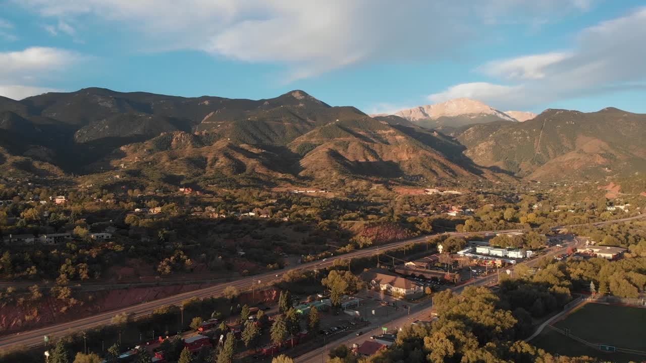 vista aérea de gran altitud de las montañas y los suburbios de la ciudad de colorado springs, colorado, ee.uu.