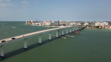 Luftdrohne-Fliegt-An-Sonnigem-Tag-über-Clearwater,-Florida-Bridge