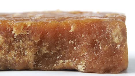 primer plano de una pieza de jaggery