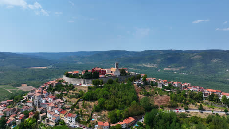 Drone-shot-circling-the-Montona-d'Istria-Motovun-town,-in-sunny-Istria,-Croatia