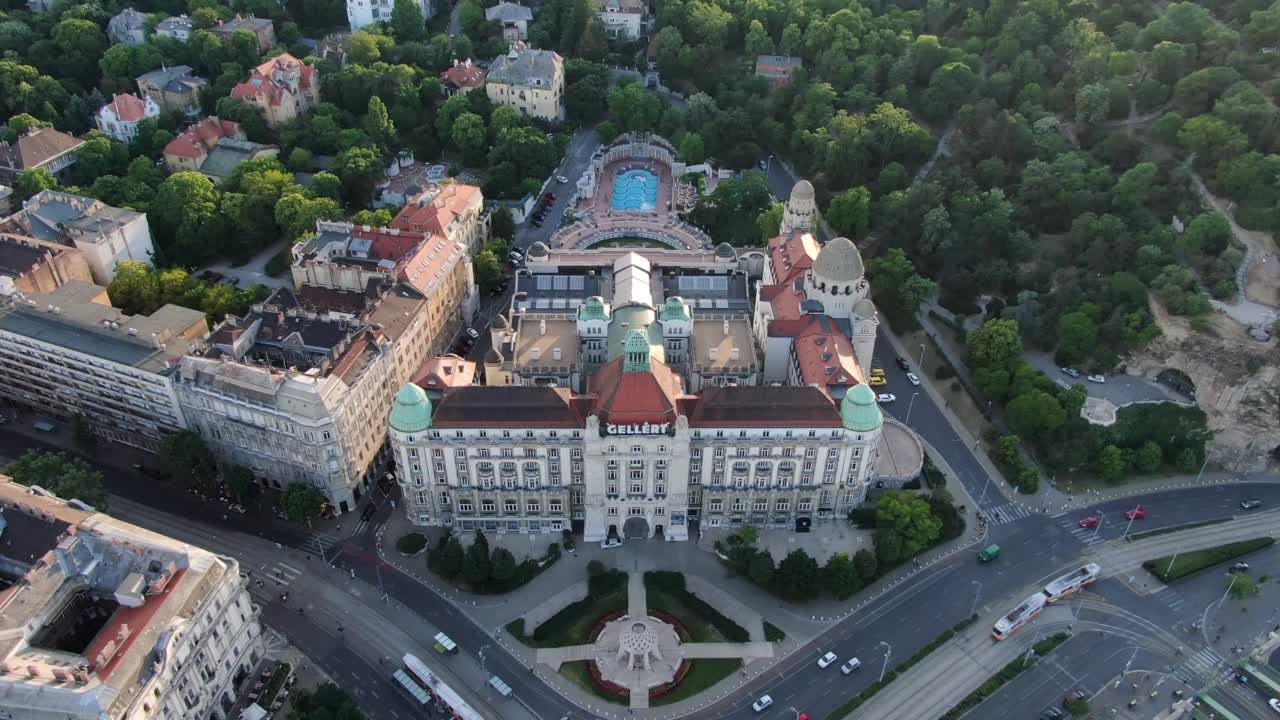 vista aérea de los baños termales de gellert y el hotel en budapest, hungría