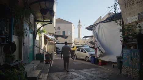 POV:-Mann-Geht-Aus-Einer-Dunklen-Gasse-In-Der-Altstadt-Von-Nazareth