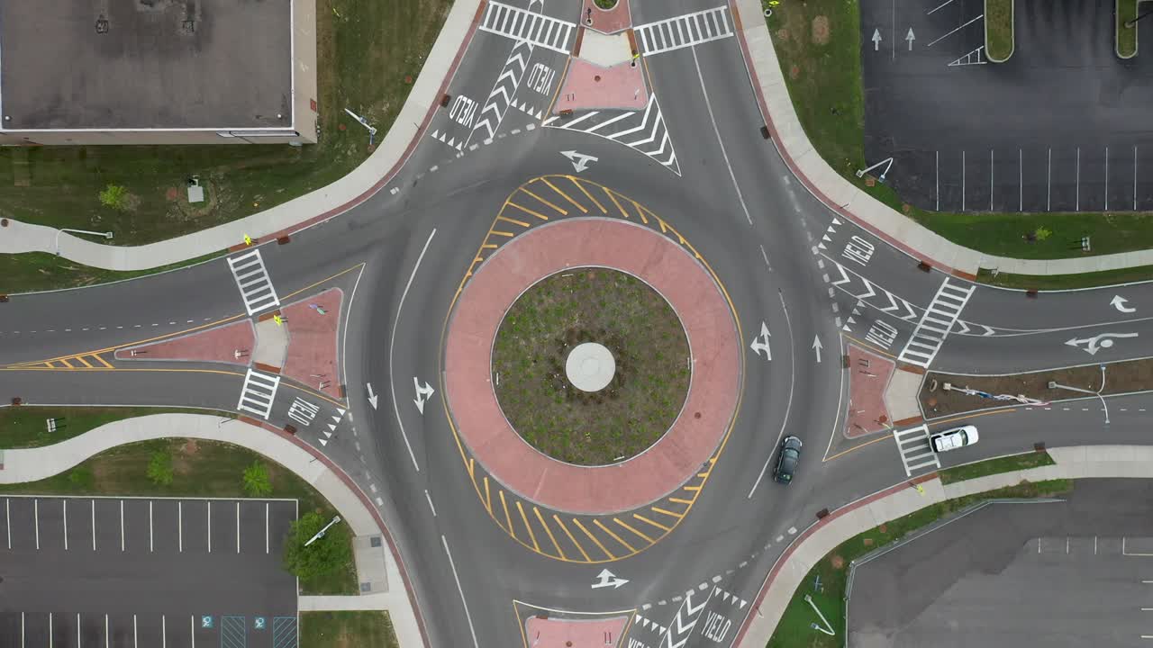 rotonda para el tráfico de automóviles en el centro de utica, nueva york