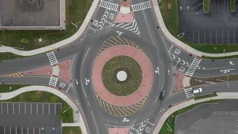 rotonda para el tráfico de automóviles en el centro de utica, nueva york