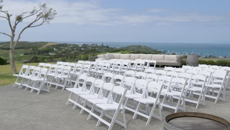 Toma-Exterior-De-Un-Lugar-De-Celebración-De-Bodas-En-Un-Jardín-En-Un-Viñedo