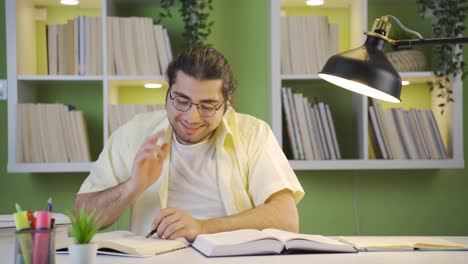 estudiante masculino exitoso pensando positivo y feliz.