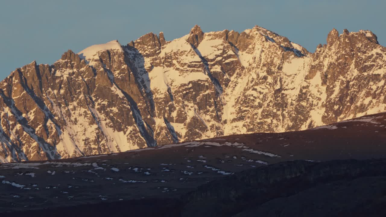 Cerro Huemul innevato all'ora d'oro, primo piano