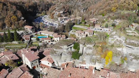 Antena:-Sobrevolando-Un-Pequeño-Pueblo-En-Terreno-Montañoso-En-La-Campiña-Catalana