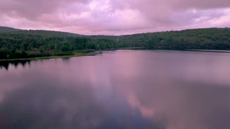 Drohne-Fliegt-Am-Ufer-Des-Monson-Teiches,-Maine,-Bei-Sonnenuntergang-Vorbei