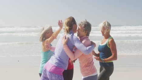 Mujeres-Atléticas-Divirtiéndose-En-La-Playa