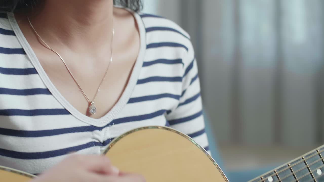 웃고 얘기하는 여자