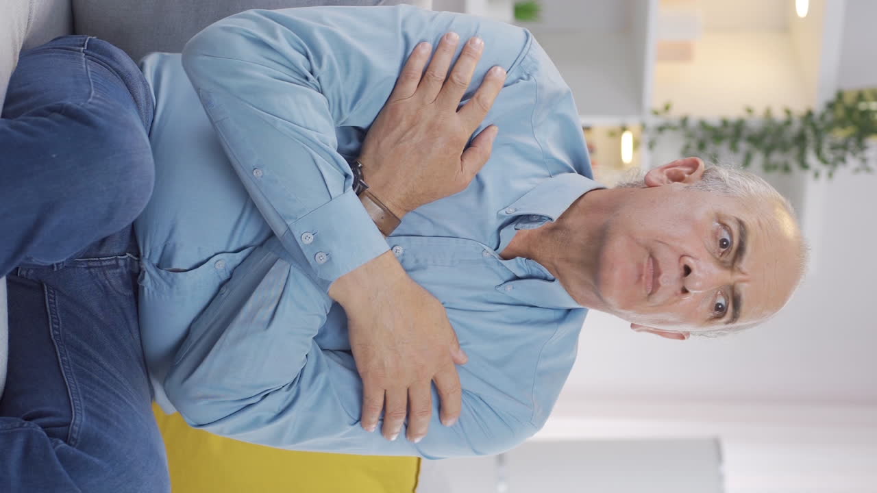 vídeo vertical de un anciano con miedo y estrés.