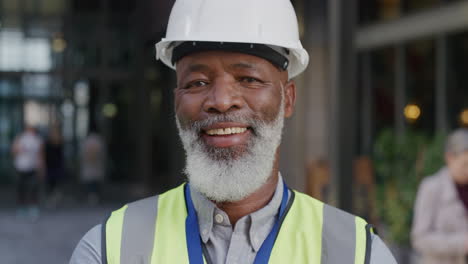 Retrato-Maduro-Afroamericano-Ingeniero-De-Construcción-Hombre-Riendo-Disfrutando-De-Una-Carrera-De-Ingeniería-Profesional-Usando-Casco-Casco-De-Seguridad-Cámara-Lenta-Ropa-Reflectante