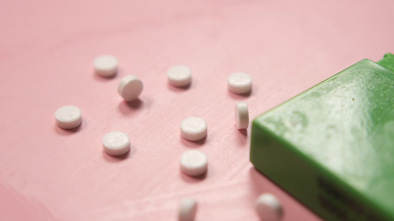 분홍색 배경 에 있는 설탕 태블릿 의 클로즈업