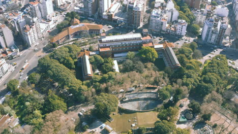 Antena---Anfiteatro-En-Parque-Centenario,-Buenos-Aires,-Argentina,-Tiro-Giratorio