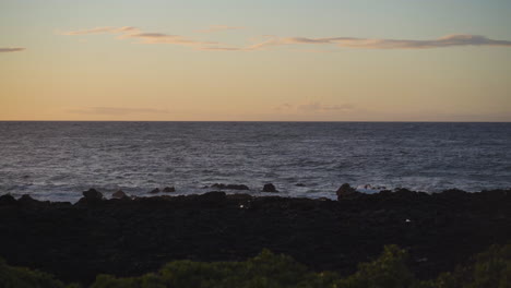 Wellen-Erreichen-Bei-Sonnenuntergang-Felsige-Küsten-In-Hawaii