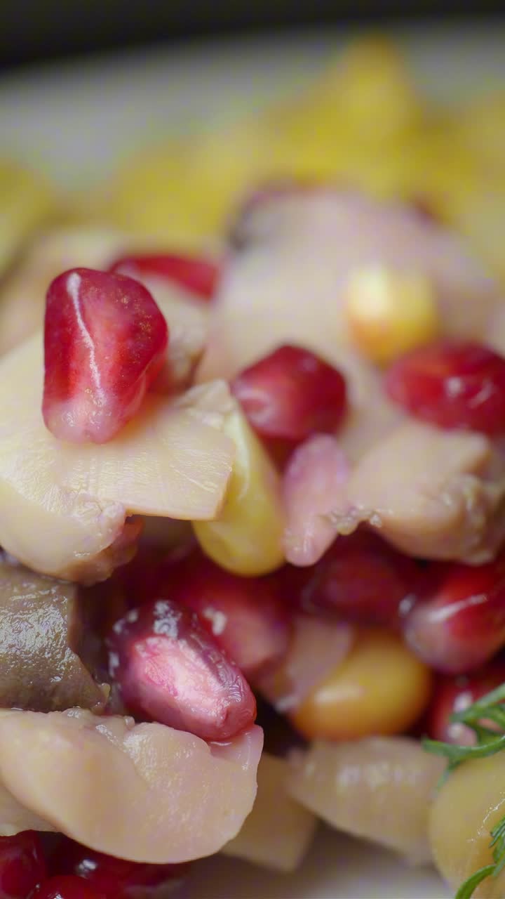 Nærbillede af frisk salat med granatæble, majs og svampe