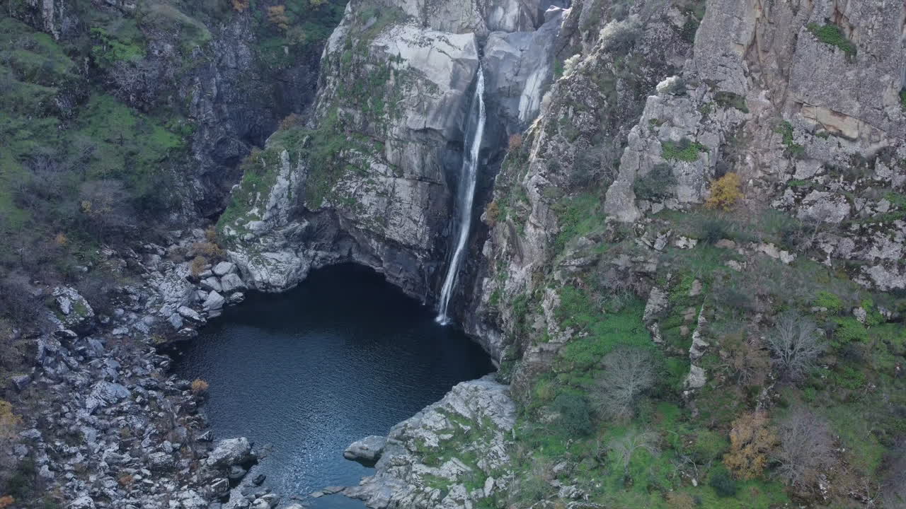 incline hacia arriba la cascada española de bajo caudal el poza de la humos en invierno