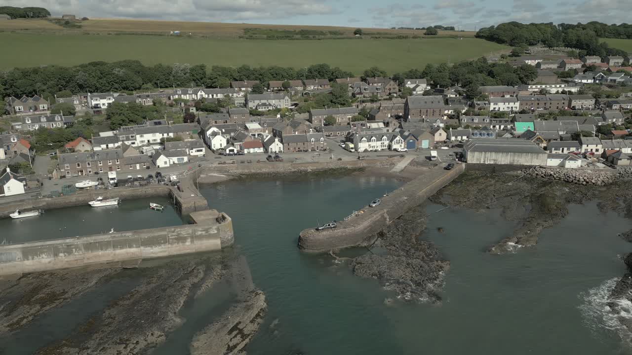 una vista aérea del puerto y la ciudad de johnshaven en un día soleado, tomada desde el mar, aberdeenshire, escocia, reino unido