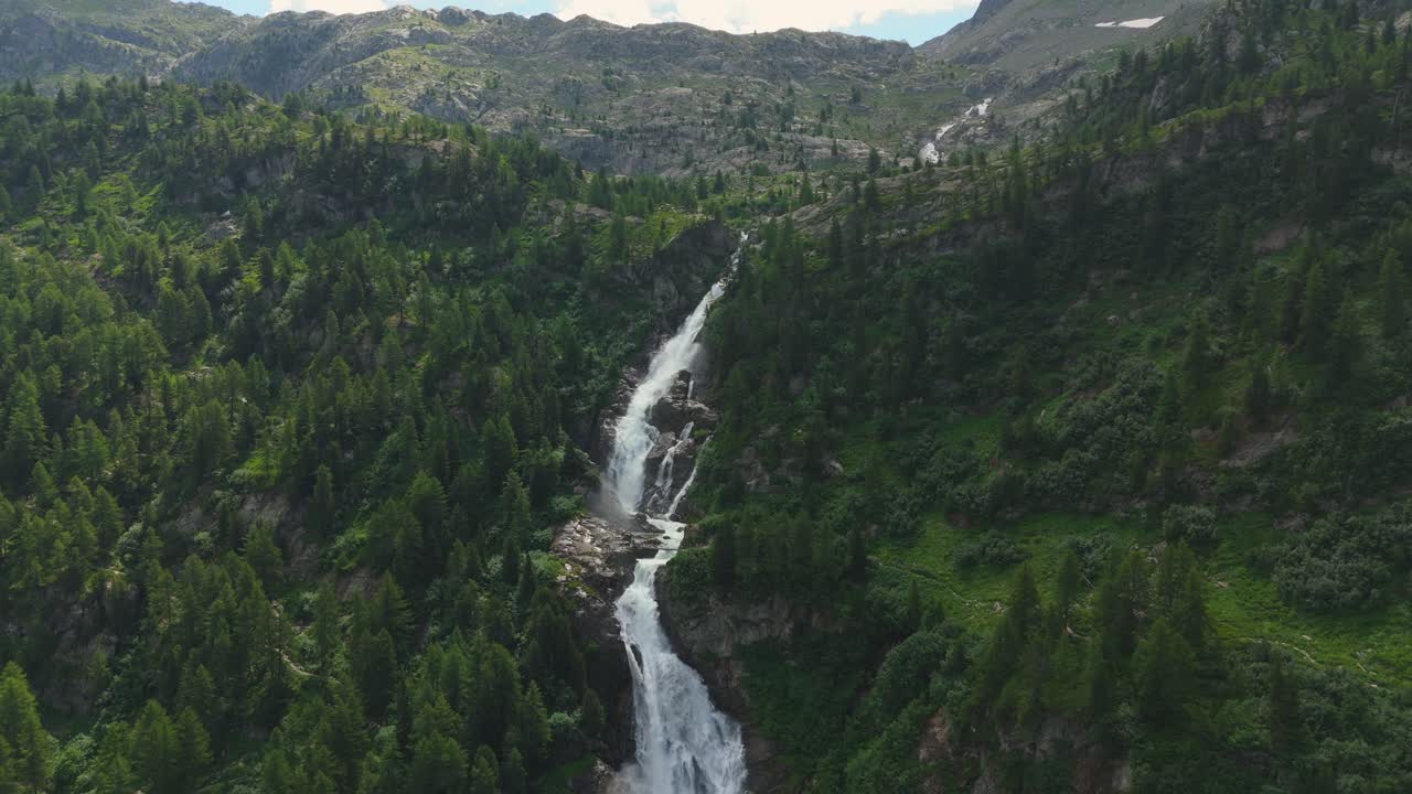 cascada en cascada a través de un bosque verde y exuberante en los alpes italianos en un día soleado