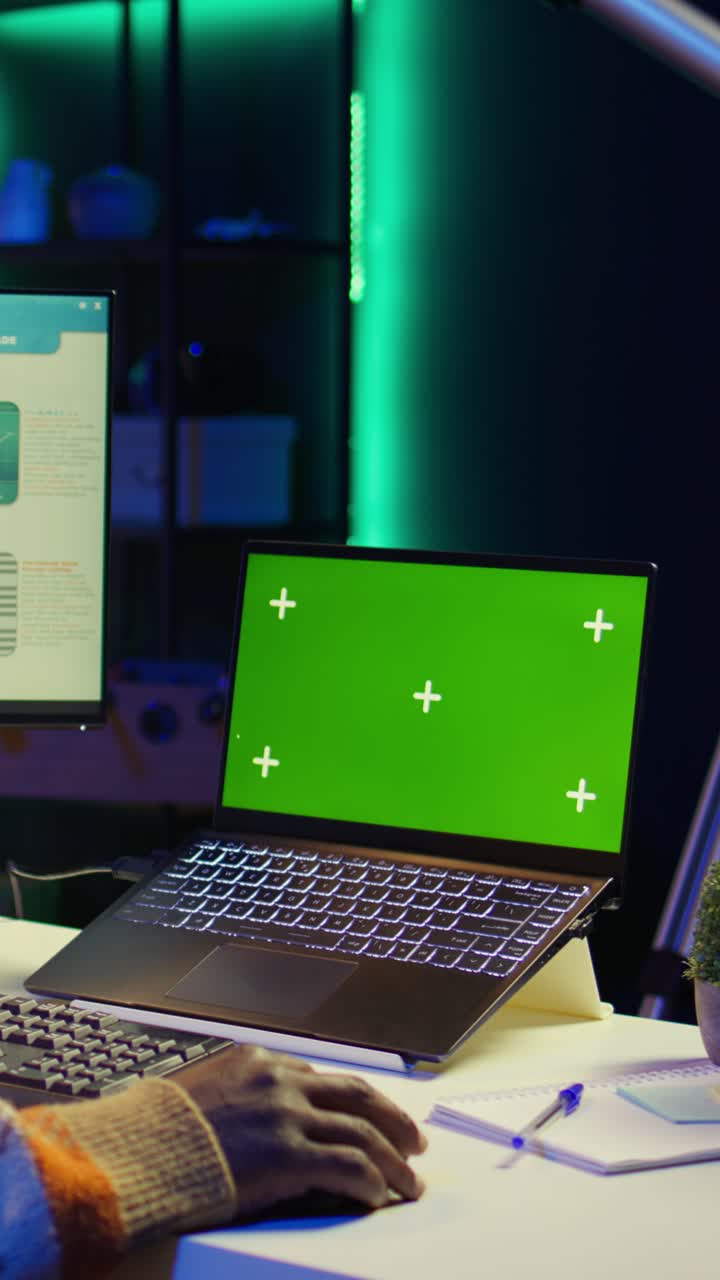 Vertical Video Trading-ingeniør ser på e-handelsdiagrammer og tom plads på skærmen