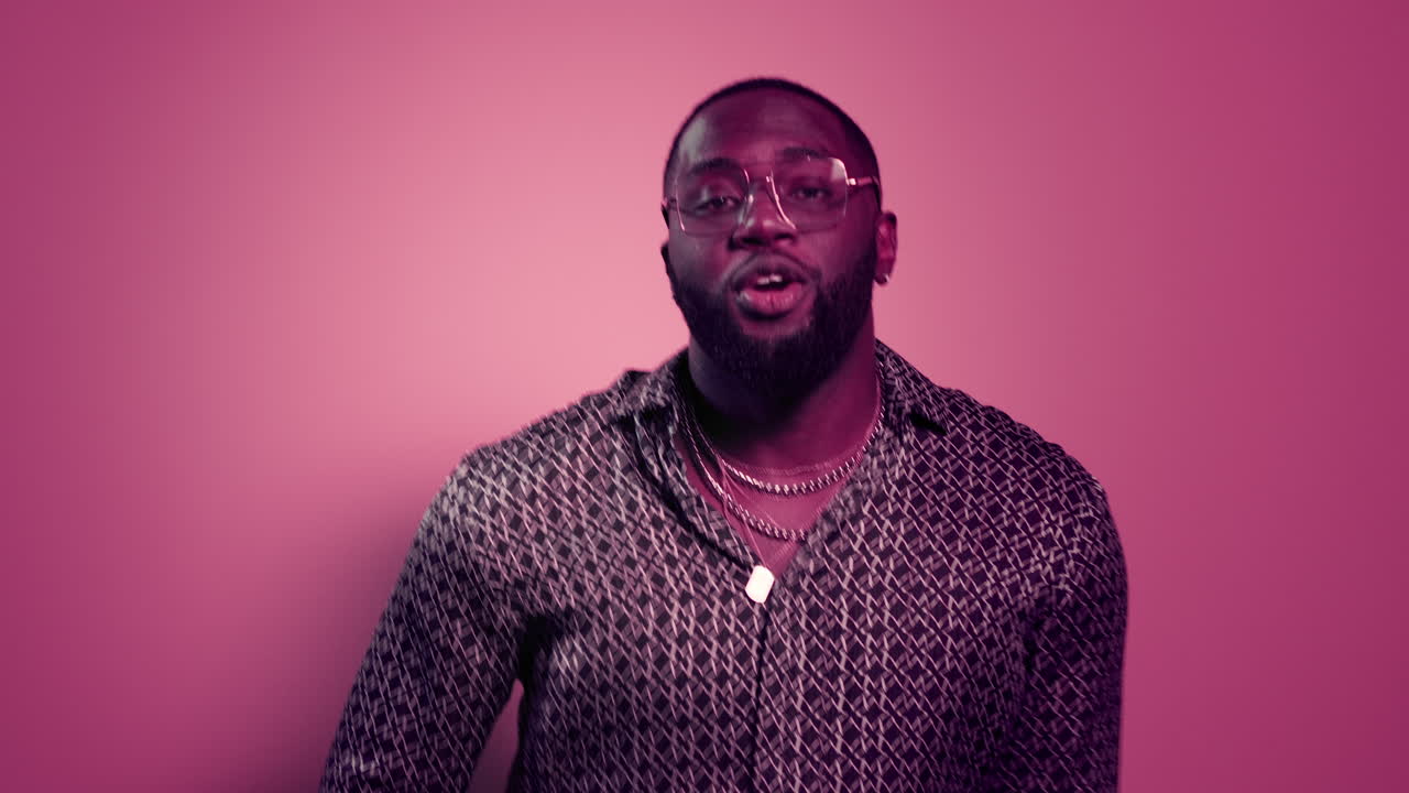 hombre afroamericano posando en baile en el estudio. hombre afro alegre cantando en el interior