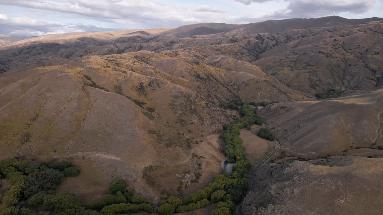Riverbed in between dry, rugged mountain terrain on New Zealand's south island