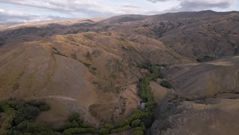 Flussbett-Zwischen-Trockenem,-Rauem-Berggelände-Auf-Der-Südinsel-Neuseelands