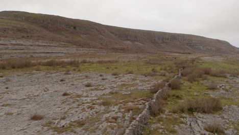 Toma-De-Seguimiento-Que-Muestra-Muros-De-Piedra-Y-Una-Colina-Rocosa-En-El-Parque-Nacional-Burren.