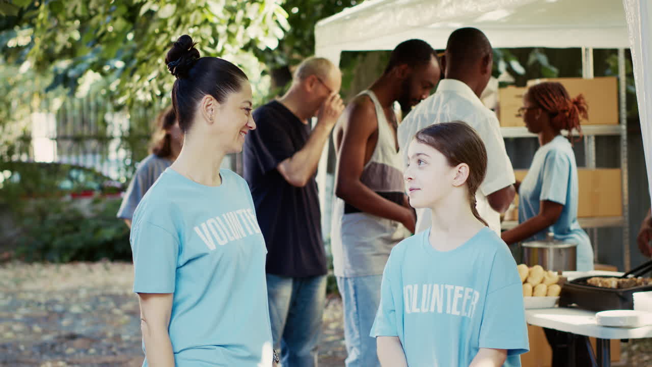 자원 봉사자 들 은  ⁇ 주림 을 없애기 위한 노력 을 지원 한다