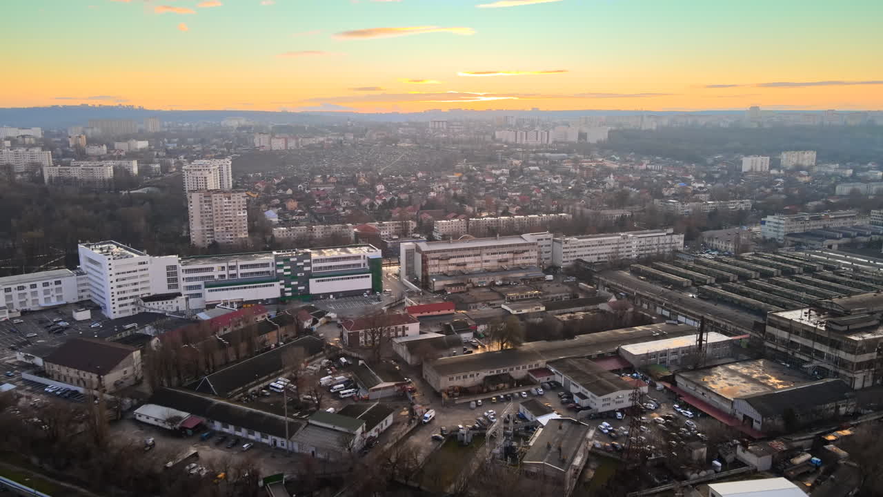 Vista aérea de drone de Chisinau ao pôr do sol. Tubo da estação térmica com fumaça saindo. Zona industrial perto dela e paisagem urbana no plano de fundo. Moldávia