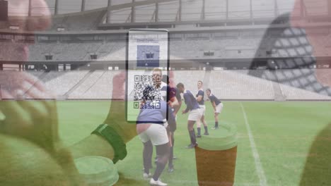 Animation-Eines-Mannes,-Der-Sein-Smartphone-Mit-Einem-Covid-19-Impfpass-über-Dem-Stadion-Hält